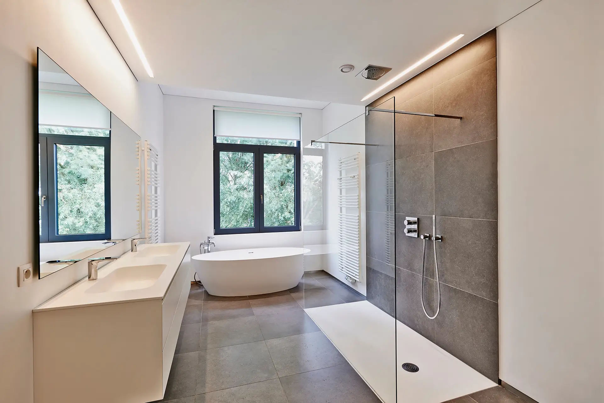 Luxuriöses, modernes Badezimmer
